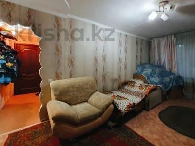 2-бөлмелі пәтер, 43 м², 1/5 қабат, Майкудук, 17й микрорайон, бағасы: 10 млн 〒 в Караганде, Алихана Бокейханова р-н