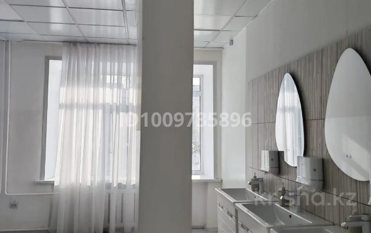Свободное назначение, общепит, медцентры и аптеки, образование · 2000 м² за 590 млн ₸ в Павлодаре — фото 2