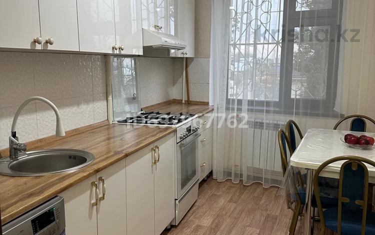 3-комнатная квартира, 69 м², 2/9 этаж, 8 мкр 1 дом за 24 млн 〒 в Таразе — фото 2