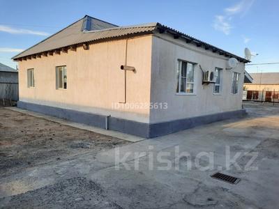 Отдельный дом · 4 комнаты · 100 м² · 9.25 сот., мкр Кайнар, Жумаш Бегалиев 94 за 19.5 млн 〒 в Атырау