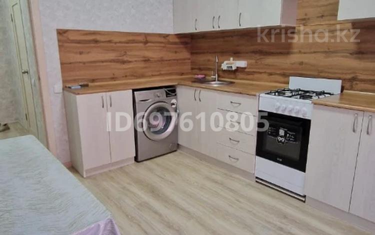 1-комнатная квартира, 40 м², 1/9 этаж помесячно, Мкр Береке 57 за 165 000 〒 в Костанайской обл. — фото 2