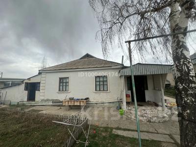 Продажа домов и дачи в Жамбылской обл.: Отдельный дом · 5 комнат · 121 м² · 8 сот., Достық 28 — Больничный район за 7.5 млн 〒 Отдельный дом · 5 комнат · 121 м² · 8 сот., Достық 28 — Больничный район за 7.5 млн 〒 в Бауыржан Момышулы