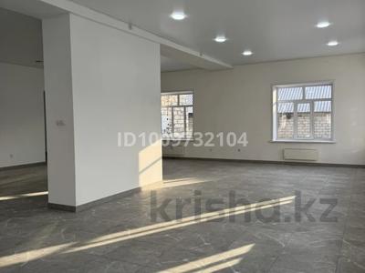 Офисы, магазины и бутики, общепит, салоны красоты, фитнес и спорт, медцентры и аптеки, образование, развлечения, конференц-залы, кабинеты и рабочие места, студии · 250 м² за 1.5 млн 〒 в Семее
