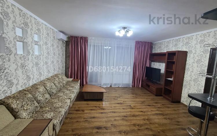 2-комнатная квартира, 55 м², 15/22 этаж помесячно, Тлендиева 223 — Абая за 250 000 〒 в Алматы, Алмалинский р-н — фото 2