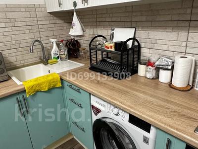 2-бөлмелі пәтер · 45 м² · 8/9 қабат, Мкр Аксай, Б. Момышулы 25, бағасы: 300 000 ₸ в Алматы, Ауэзовский р-н