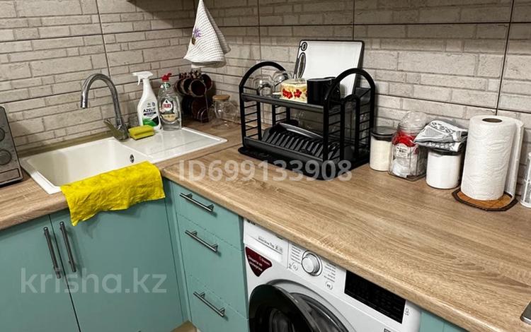 2-бөлмелі пәтер · 45 м² · 8/9 қабат, Мкр Аксай, Б. Момышулы 25, бағасы: 300 000 ₸ в Алматы, Ауэзовский р-н — фото 2