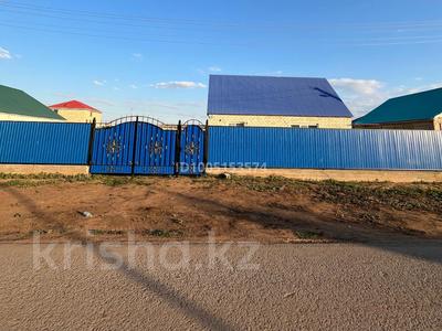 Отдельный дом · 5 комнат · 100 м² · 10 сот., Жм Акшат — Возле школы за 16 млн 〒 в Актобе, жилой массив Акшат