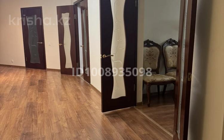 4-комнатная квартира · 164 м² · 5/9 этаж, Бахтыгерея Кулманова 107 — Площадь Махамбета за 400 000 〒 в Атырау — фото 2