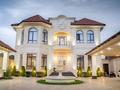Отдельный дом · 4 комнаты · 450 м² · 8 сот., мкр Акжар 18.А за 495 млн 〒 в Алматы, Наурызбайский р-н — фото 2
