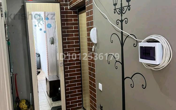 2-бөлмелі пәтер · 46 м² · 4/5 қабат, 1 микр 8, бағасы: 10 млн ₸ в  — фото 2