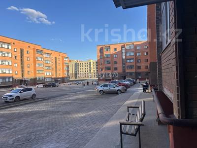2-бөлмелі пәтер · 81 м² · 2/5 қабат, мкр. Алтын орда 42/1, бағасы: 35 млн ₸ в Актобе