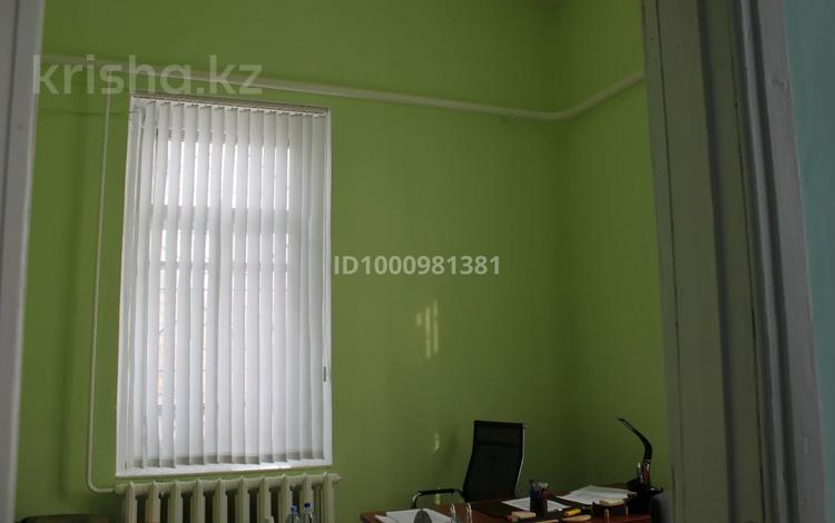 Свободное назначение, офисы, магазины и бутики, склады, общепит, салоны красоты, бани, гостиницы и зоны отдыха, фитнес и спорт, медцентры и аптеки, образование, развлечения, конференц-залы, кабинеты и рабочие места, студии · 90 м² за 220 000 〒 в Петропавловске — фото 3