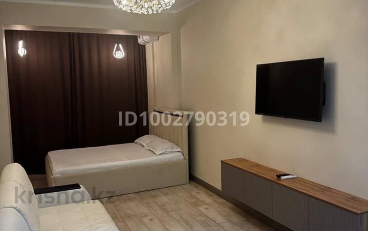 1-бөлмелі пәтер · 60 м² · 1/5 қабат, мкр Нурсая-3, Абулхайр-хана 56А — ЦОН, аэропорт, теннисный корт, Центр имени Абая, бағасы: 15 000 〒 в Атырау — фото 2