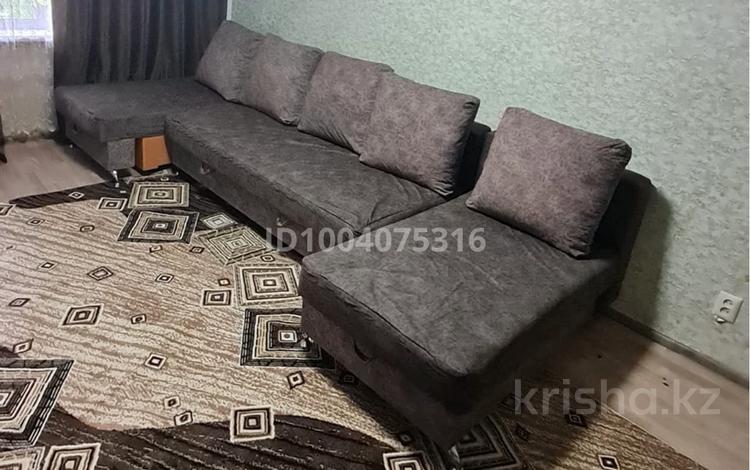 3-комнатная квартира · 56 м² · 4/9 этаж, мкр Новый Город 10 за 15 000 ₸ в Караганде, Казыбек би р-н — фото 2