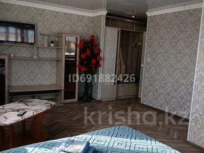 1-комнатная квартира, 32 м², 4/5 этаж посуточно, 1 6 — Магазин Юность за 7 000 〒 в Лисаковске