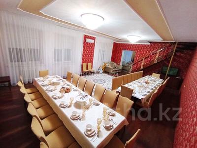 Дом · 4 комнаты · 250 м², Маншук Маметова — Р/н Универмаг за 70 000 〒 в Уральске