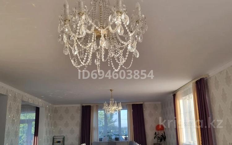 Отдельный дом · 6 комнат · 355 м², Мухтара Ауэзова 51 за 500 000 〒 в Аксае — фото 2