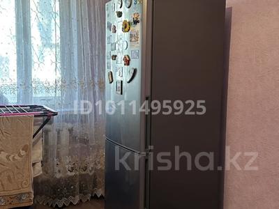 3-комнатная квартира · 57 м² · 1/5 этаж, Майкудук, 13й микрорайон 7 за 16 млн ₸ в Караганде, Алихана Бокейханова р-н