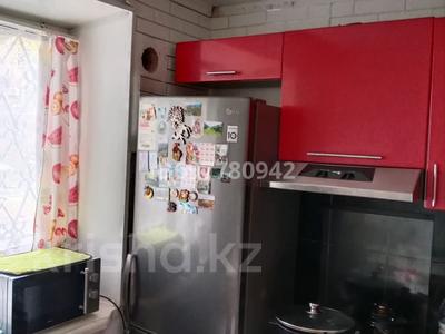 3-комнатная квартира · 50 м² · 1/5 этаж, Майкудук, Майкудук, 14й микрорайон 14 за 10.5 млн ₸ в Караганде, Алихана Бокейханова р-н