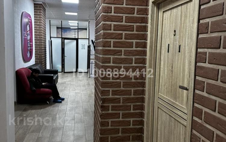 Свободное назначение, офисы, образование, кабинеты и рабочие места · 24.3 м² за 200 000 ₸ в Актобе, мкр 11 — фото 2