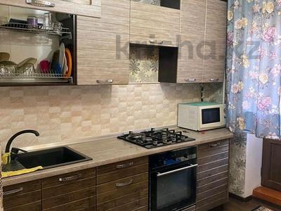 2-комнатная квартира · 56 м² · 4/5 этаж, мкр Жетысу-4 10 за 18 000 ₸ в Алматы, Ауэзовский р-н