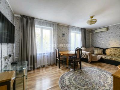 3-комнатная квартира · 60 м² · 4/4 этаж, мкр Самал-3 107/2 — Кажымухана за 500 000 ₸ в Алматы, Медеуский р-н