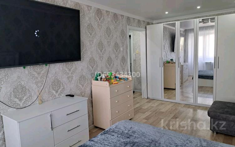 1-комнатная квартира, 34 м², 4/5 этаж, 5 мкр 4 за 7 млн 〒 в Лисаковске — фото 2