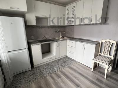 2-комнатная квартира, 50 м², 1/6 этаж помесячно, мкр Центральный, Канцева 3 — Драмтеатр за 180 000 〒 в Атырау, мкр Центральный