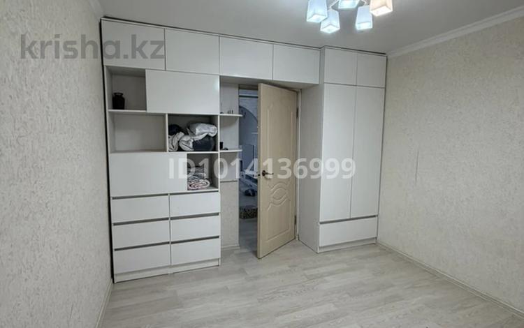 3-бөлмелі пәтер · 60 м² · 2/6 қабат, 2 ш/а., Братьев жубановых 298 — 8 мкр остановка ( на против Анвара ), бағасы: 25 млн ₸ в Актобе, мкр 8 — фото 2