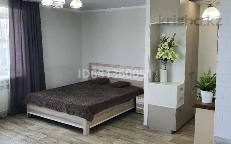 1-бөлмелі пәтер · 60 м² · 6/9 қабат, Владимирская 7б — Авангард 4мкр, улица владимирская, сатпаева, бағасы: 15 000 ₸ в Атырау, мкр Авангард-4 — фото 2