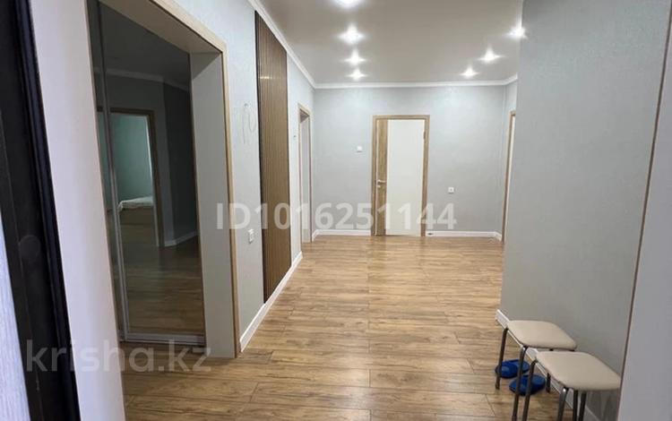 4-бөлмелі пәтер · 126 м², 4 ш/а, Мкр 10 110 — Жайық Арена, бағасы: 450 000 ₸ в Уральске, мкр 4 — фото 2