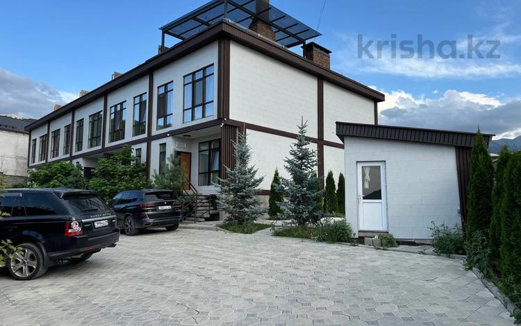 5-бөлмелі пәтер · 218.6 м² · 3/3 қабат, мкр Юбилейный, МТФ 19 — Достык - Оспанова, бағасы: 147 млн ₸ в Алматы, Медеуский р-н — фото 2