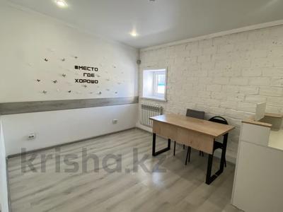 Офисы, магазины и бутики, салоны красоты, медцентры и аптеки, образование, развлечения, кабинеты и рабочие места, студии · 170 м² за ~ 1.2 млн 〒 в Караганде, Казыбек би р-н