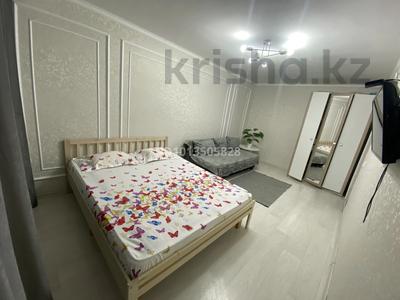 1-комнатная квартира · 42 м² · 2/5 этаж, мкр Центральный, Сырым датова 31 — Анвар супермаркет за 8 000 ₸ в Атырау