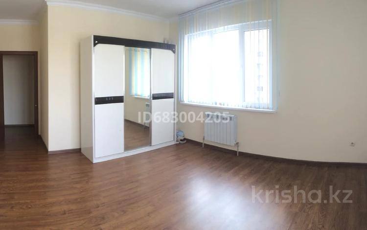 3-комнатная квартира, 108 м², 12/16 этаж помесячно, мкр Орбита-2, Торайгырова 19а