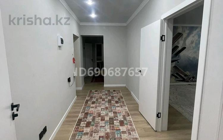 3-комнатная квартира, 98 м², 1/5 этаж, мкр. Алтын орда, Мкр. Батыс-2 25а за 33 млн 〒 в Актобе, мкр. Алтын орда — фото 2