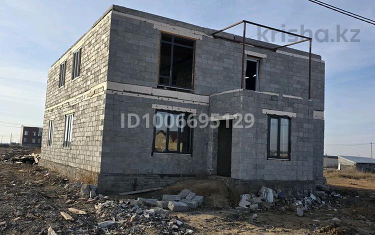 Отдельный дом · 9 комнат · 350 м² · 10 сот., мкр Кунгей , Жакана Смакова 261 — Возле таунхаус Смоллтоун за 35 млн ₸ в Караганде, Казыбек би р-н — фото 2