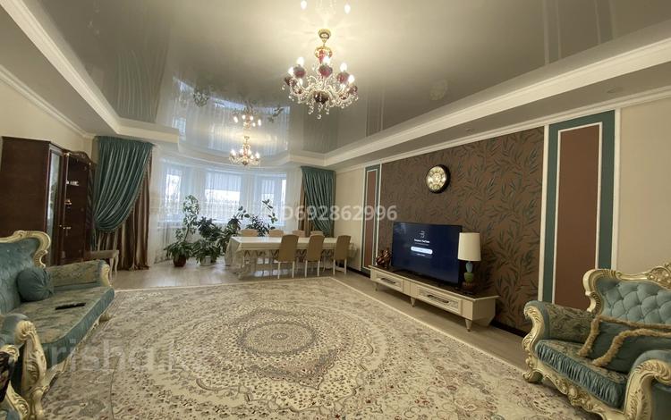 4-комнатная квартира, 240 м², 2/11 этаж помесячно, Сатпаева 336 за 700 000 〒 в Павлодаре — фото 2