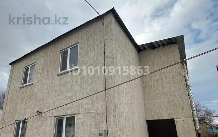 Отдельный дом · 8 комнат · 200 м², Всеволода Иванова 21 за 30 000 ₸ в Уральске — фото 2