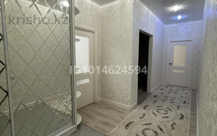 2-комнатная квартира · 80 м² · 2/5 этаж, мкр. Алтын орда, Тәуелсіздік 5 корпус 3 — Возле Гипер “Дина” за 32.5 млн ₸ в Актобе — фото 2