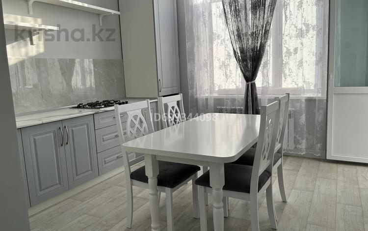 1-комнатная квартира · 50 м² · 1/5 этаж, мкр. Алтын орда, Микрорайон Батыс-2 228 в — Тауелсиздик пересечение с г жубанова за 11 000 〒 в Актобе — фото 2