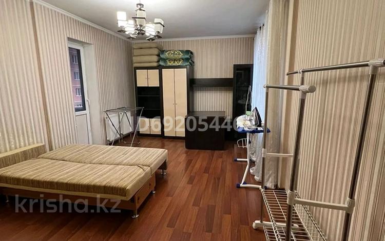 1-комнатная квартира, 47 м², 4/10 этаж помесячно, мкр Каргалы, Кенесары хана за 220 000 〒 в Алматы, Наурызбайский р-н — фото 2