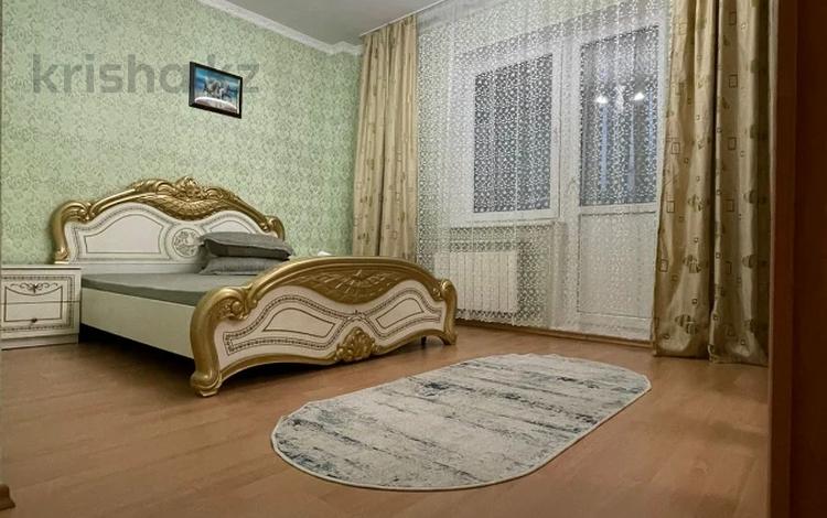 2-комнатная квартира, 76 м², 2/6 этаж посуточно, проспект Каныша Сатпаева 50Б за 13 000 〒 в Атырау — фото 12