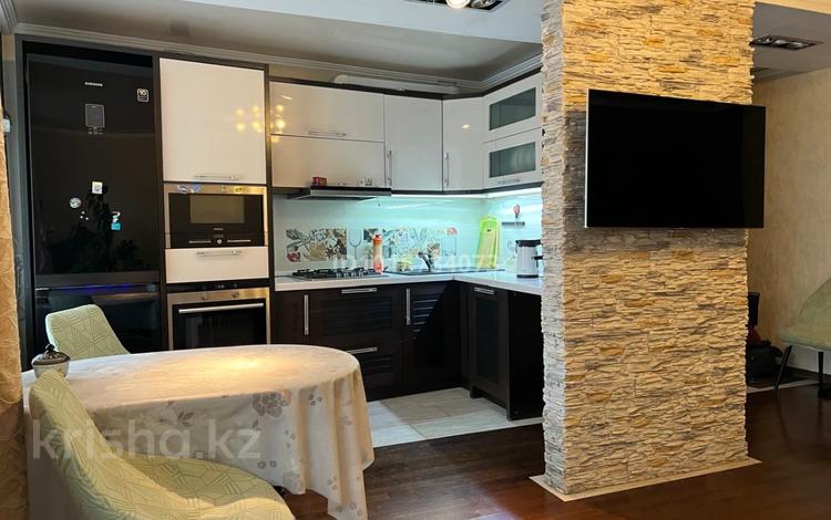 2-комнатная квартира · 60 м² · 2/5 этаж, мкр Новый Город 31 за 300 000 ₸ в Караганде, Казыбек би р-н — фото 3