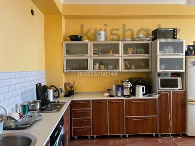2-бөлмелі пәтер · 61 м² · 4/12 қабат, 11 ш/а., Локомотивная 7, бағасы: 21 млн ₸ в Актобе, мкр 11