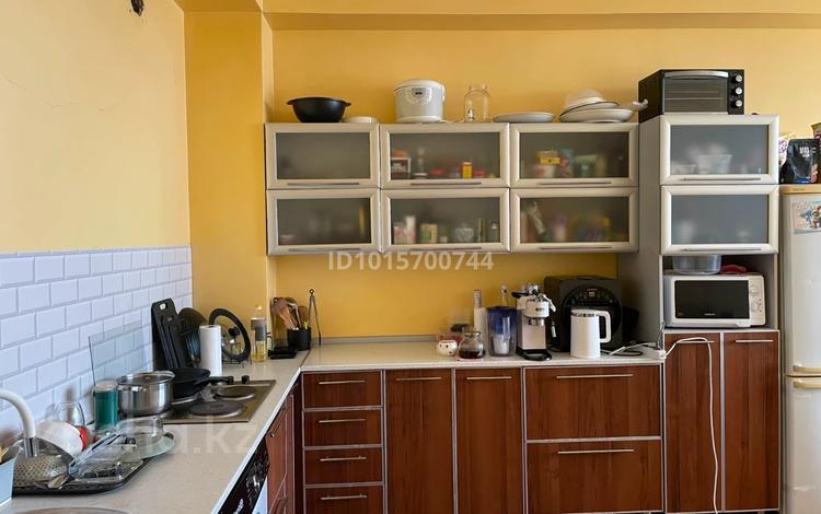 2-бөлмелі пәтер · 61 м² · 4/12 қабат, 11 ш/а., Локомотивная 7, бағасы: 21 млн ₸ в Актобе, мкр 11 — фото 2