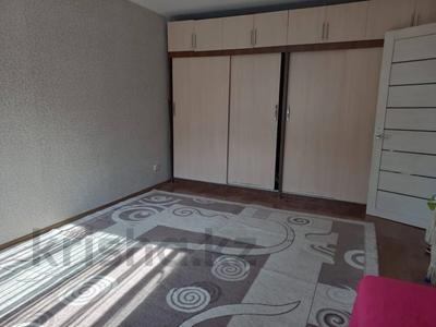 15000000. Деньги в руках девушки. Деньги рубли. Коттеджный дом. 15000000.