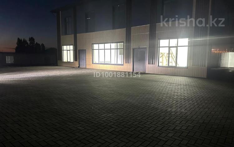 Свободное назначение, магазины и бутики, склады · 400 м² за 1.5 млн 〒 в Актобе, жилой массив Жанаконыс — фото 2