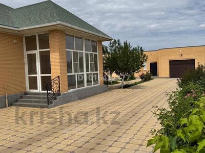 Жеке үй · 4 бөлме · 168 м² · 9 жүзд., Самал ш/а., Каримова А 9, бағасы: 70 млн ₸ в Атырау, мкр Самал