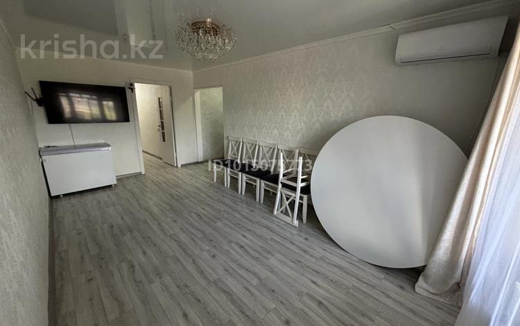 3-бөлмелі пәтер · 59.1 м² · 2/5 қабат, Асылбекова 46, бағасы: 25 млн ₸ в Жезказгане — фото 2
